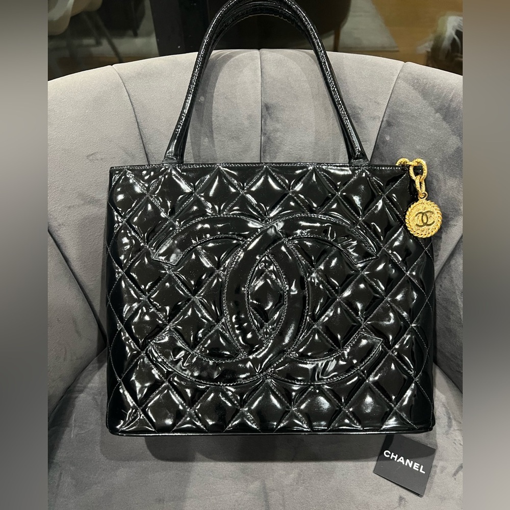 Reserved -Chanel Medallion Tote Patent Black - Picture 3 of 15
